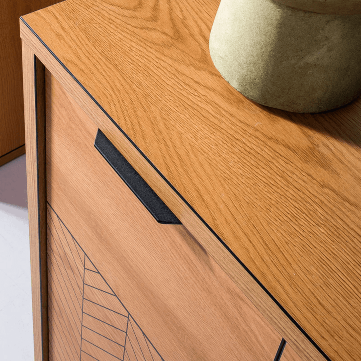 Komoda z witryną Lorensa 158 cm Dąb Karmel